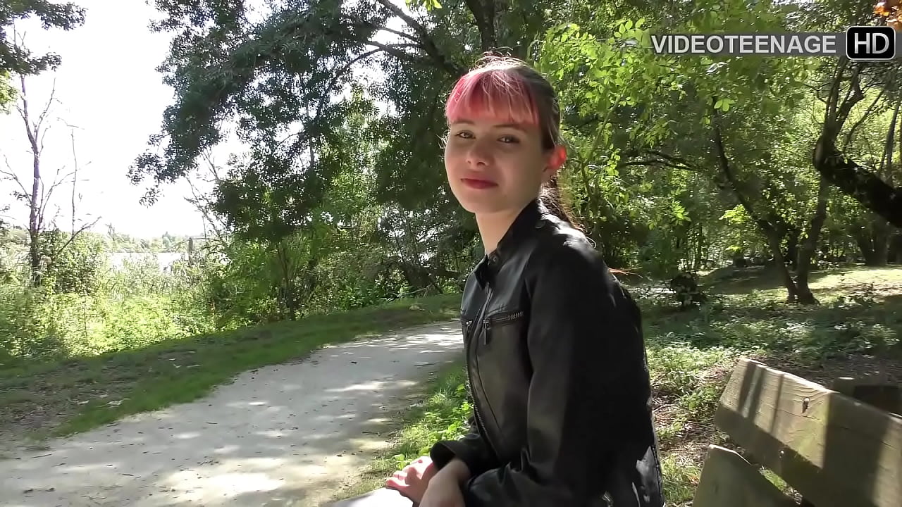 可爱的 18 年卢娜做肛门色情选角