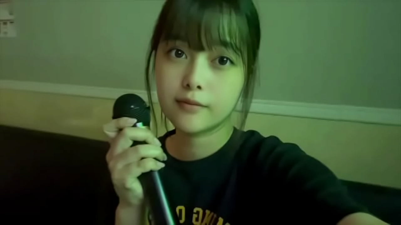 [别开门...] 心脏狂跳。卡拉 OK 手淫。她是一个非常无辜的大学生，用尽全力将手指伸入和伸出她的阴户。