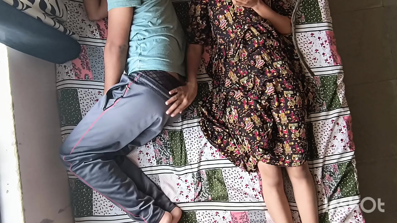 Desi Bhabhi Shivani 引诱熟睡的 devar 并以亚马逊姿势骑在他身上。