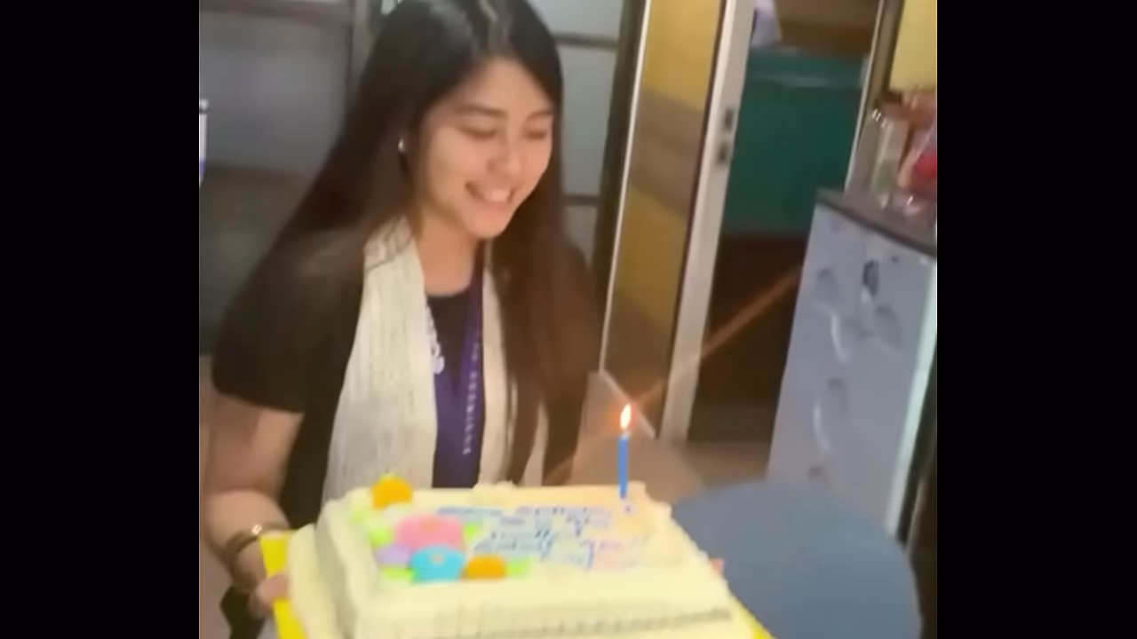 在办公室举行生日聚会后