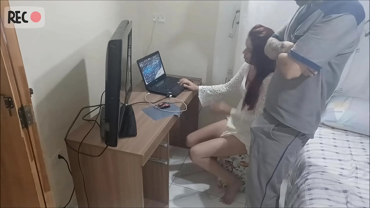 少女独自在家接待变态维修工！ 《隐藏的摄像机》