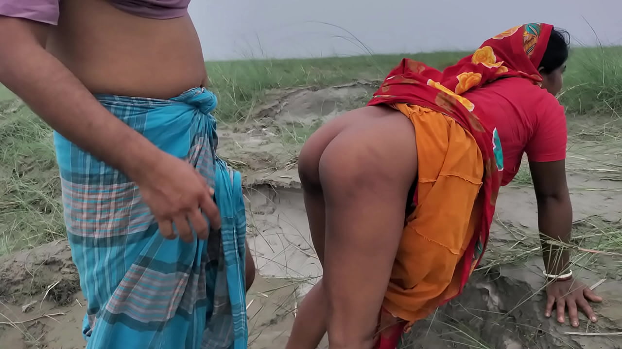 穿着红色纱丽的家庭主妇去寻找她的山羊并遇到了一个男人