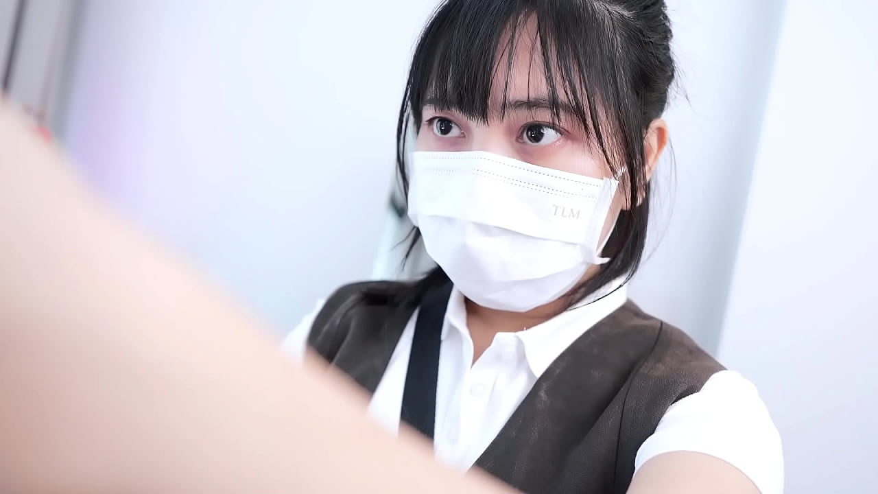 大屁股理发师女孩与她的顾客欲火中烧