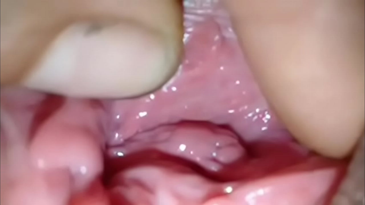用美丽女孩的阴户达到5次高潮，射在她的阴户里，非常令人兴奋。