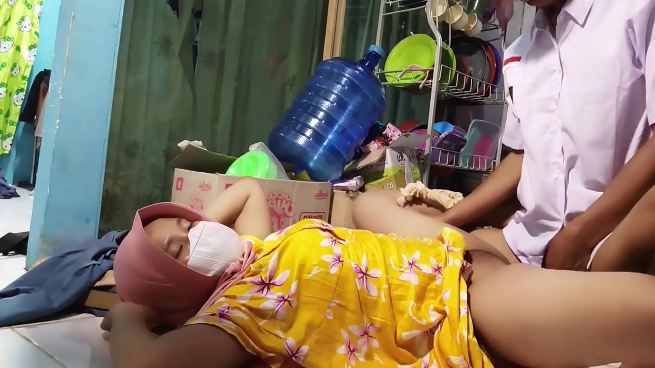 Invited to have sex by 继母 when he was about to go to school