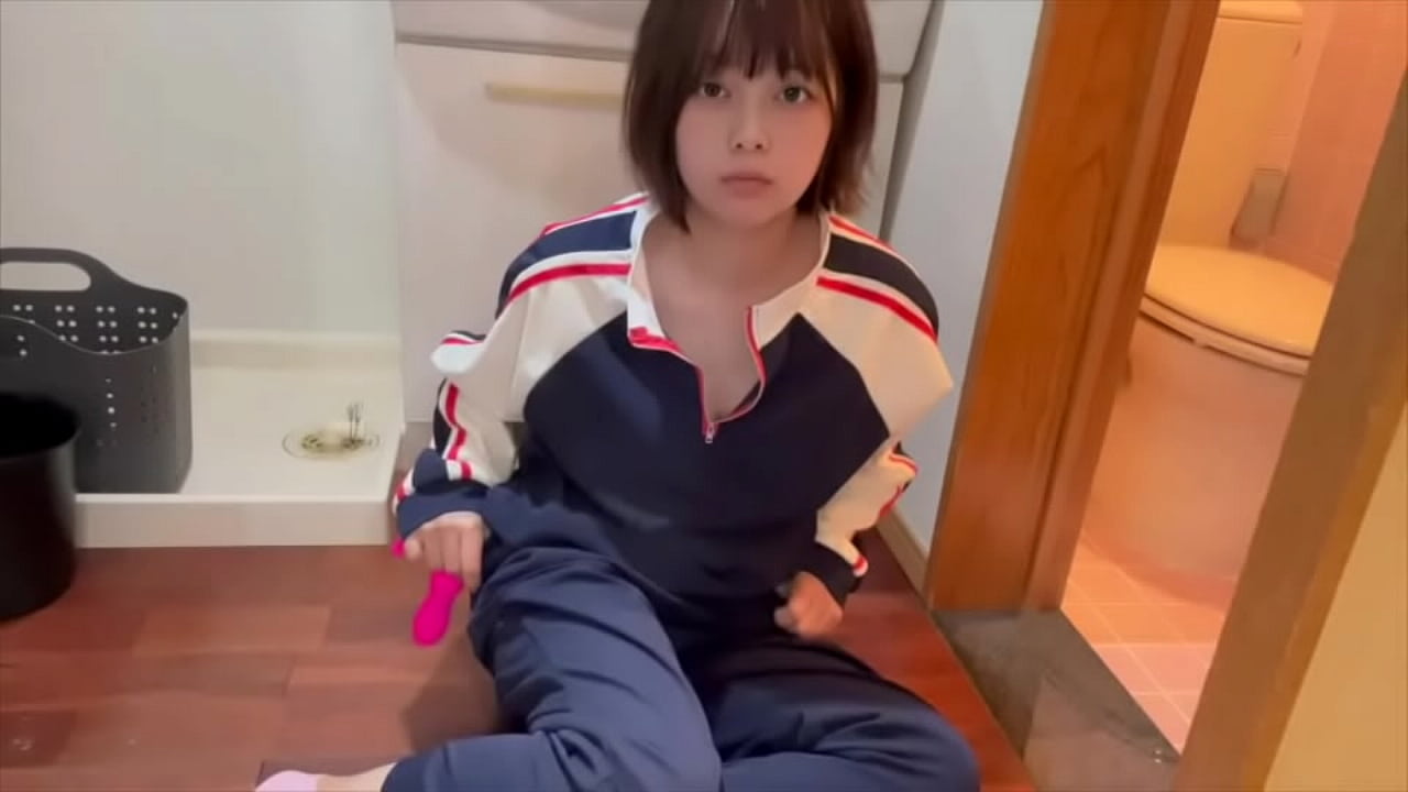 【穿衣服自慰】我穿着在学校穿的球衣尝试用振动器自慰，就像当时一样……