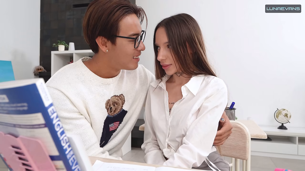课堂肛交——卢娜·埃文斯让她的同学在做作业时操她的屁股
