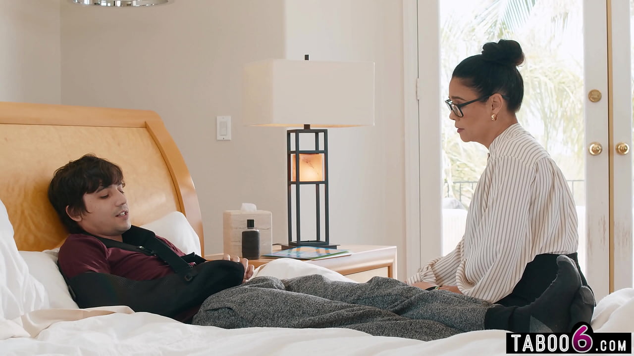 成熟老师 Dana Vespoli 拜访了 18 岁的残疾男子